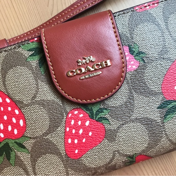 🍓 Coach Tech Wallet In Signature Canvas With Wild Strawberry Print - Picture 8 of 13